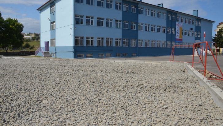 19 Mayıs ilçesinde halı saha çalışmaları