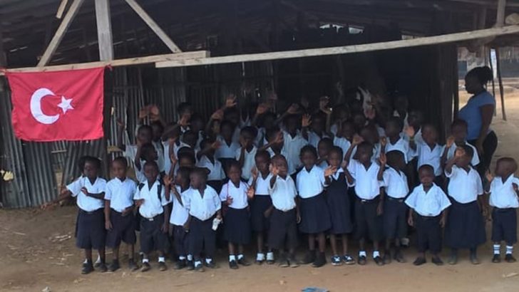 Afrika’da okuldan uzak kalan öğrenciler eğitimle buluşturuluyor