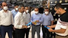 AK Parti yönetimi kent merkezinde yapılan hizmetleri anlatan broşür dağıttı