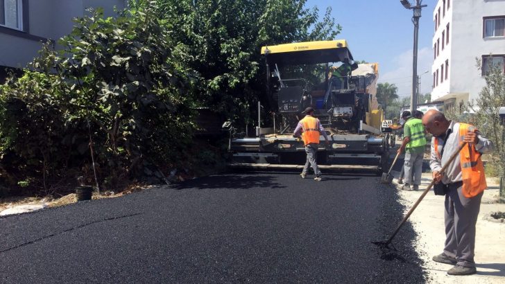 Akdeniz’de asfalt yama ve yol açma çalışmaları sürüyor