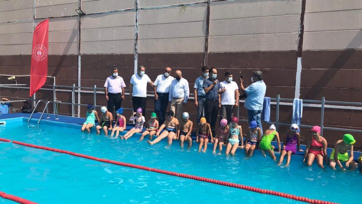 Alaplı’da Yaz Spor Okulları Yüzme Kursuna katılan öğrencilere sertifikaları verildi