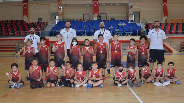 Bafra’da geleceğin basketbolcuları yetişiyor
