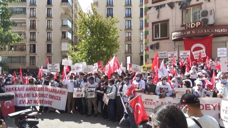 Bakan Yanık’tan, HDP önünde evlat nöbeti tutan ailelere destek
