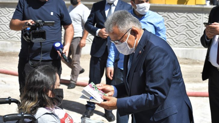 Başkan Büyükkılıç Sarız’da vatandaşın taleplerini dinledi