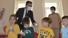 Başkan Erdoğan’dan miniklere süt ikramı