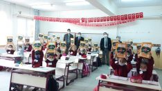 Başkan Teke’den öğrencilere boyama kitabı ve kalem seti