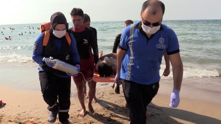Büyükşehir sağlık ekipleri sahillerde 151 acil müdahale yaptı