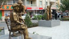 Covid nedeniyle ölümden dönen başkan ilçesine ‘Sağlıkçı Anıtı’ yaptırdı