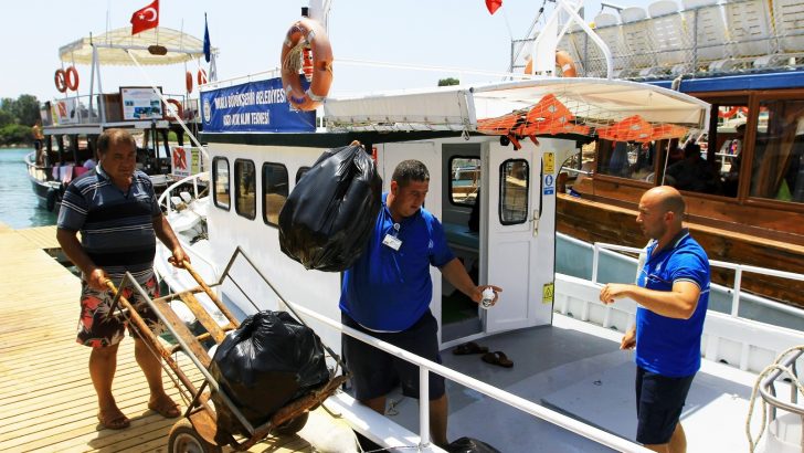 Denizlerden 2,5 milyon ton atık toplandı