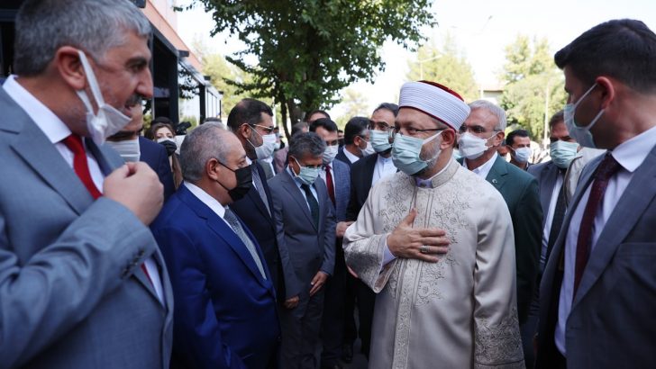 Diyanet İşleri Başkanı Erbaş, Diyarbakır’da TDV kitabevinin açılışını yaptı