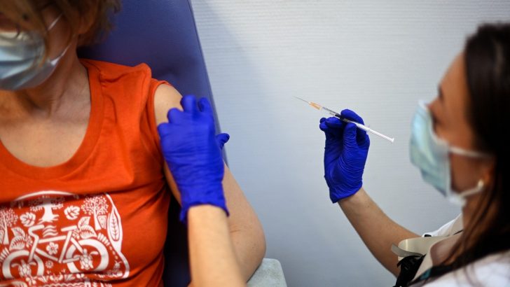 Fransa’da Covid-19 aşısı olmayan yaklaşık 3 bin sağlık çalışanı işten uzaklaştırıldı
