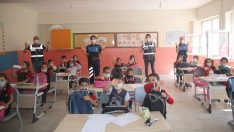 Hakkari polisinden miniklere moral hediyesi