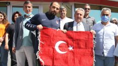 Hancı çiçeklerle karşılandı