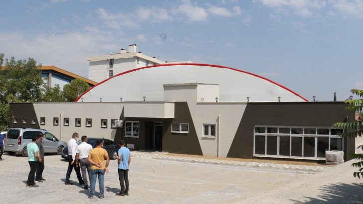 Kırkağaç’ta kapalı halı saha çalışmalarında sona gelindi