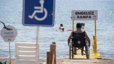 Mersin’de plajlara 10 yeni engelsiz rampası daha yerleştirildi