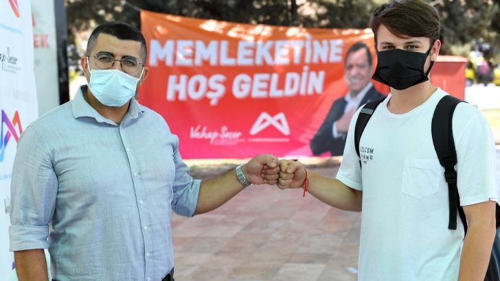 Mersin’de üniversite öğrencileri, ’memleketine hoş geldin’ diyerek karşılanıyor