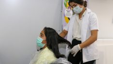 Mobil kuaförde saçları kesilen öğrencilerin yüzleri gülüyor