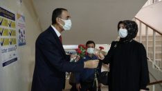 Muş’ta göreve başlayan öğretmenler güllerle karşılandı