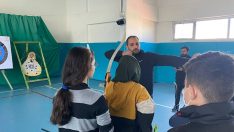 Ok atıp yay germeyi öğretti