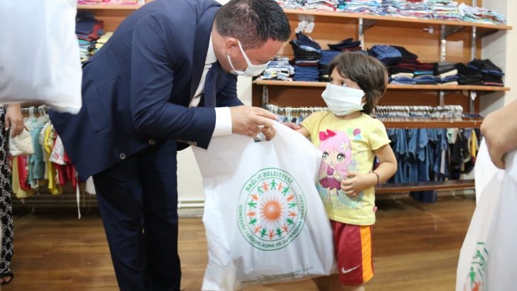 Okul çağındaki çocuklara giysi desteği