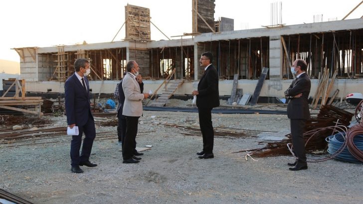 Okul inşaatlarında incelemelerde bulundu