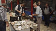Tavşanlı’da balık satışları mangalda balık ikramı ile başladı