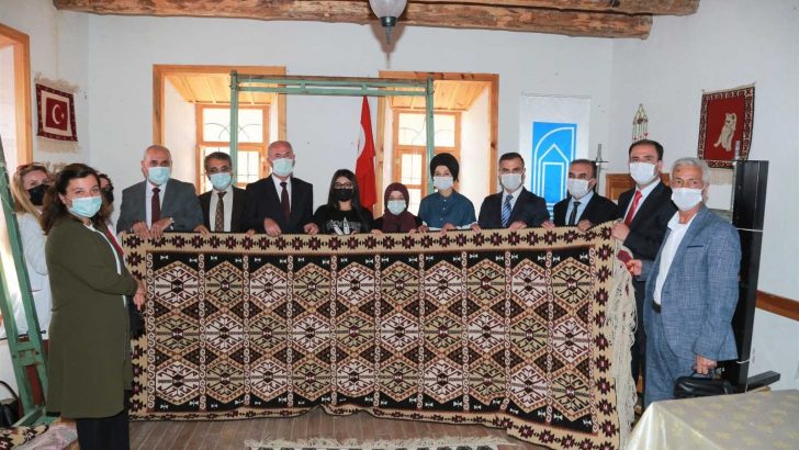 Tuşba Belediyesinin kilim-halı atölyesi kursiyerleri sertifikalarını aldı