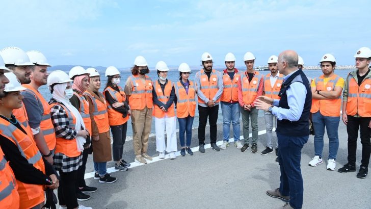Ulaştırma Bakanı Karaismailoğlu, 1915 Çanakkale Köprüsü’ndeki kedi yolundan Anadolu’dan Avrupa’ya yürüdü