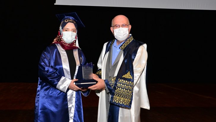 Uşak Üniversitesi Diş Hekimliği Fakültesi ilk mezunlarını verdi
