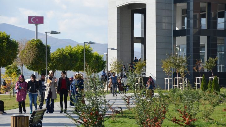 YKS sonucu Erzincan Binali Yıldırım Üniversitesine yerleşen adayların kesin kayıtları tamamlandı