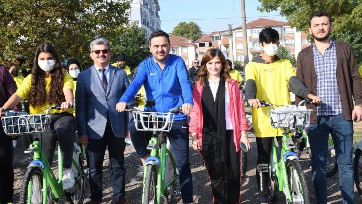 Başkan Özlü, yürüyüş ve bisiklet yolunu gençlerle açtı