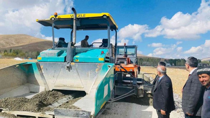 Çaldıran’da asfalt yol çalışmaları devam ediyor