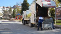 Çöp konteynırları yıkanarak temizleniyor