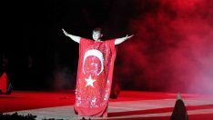 Defilede bu kez camdan kıyafetler boy gösterdi