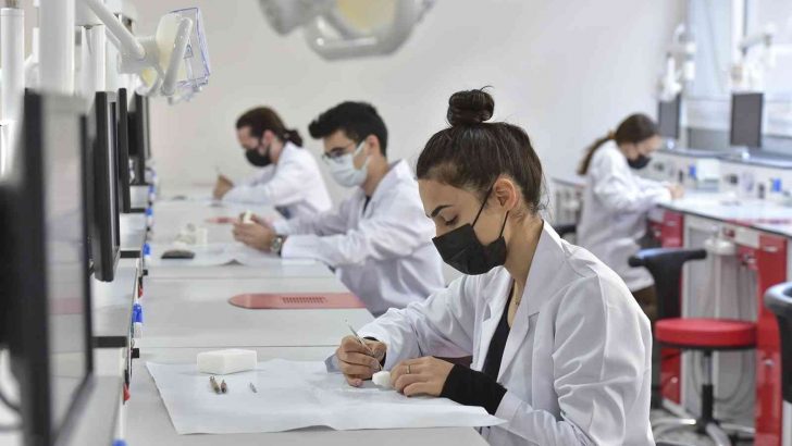 DEÜ’lü diş hekimleri, pratik eğitimlerini fantom laboratuvarında alıyor