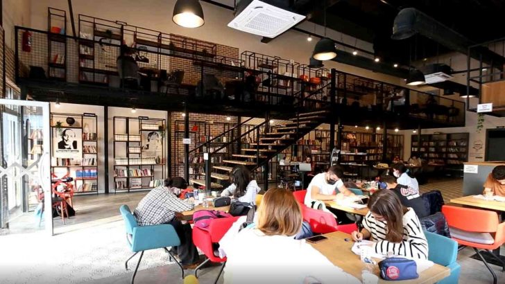 Efelerli gençler ’Kitap Kafe’yi çok sevdi