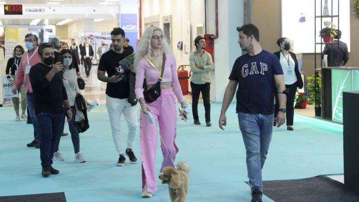 Evcil hayvanını alan Petzoo Eurasia Fuarı’na geldi