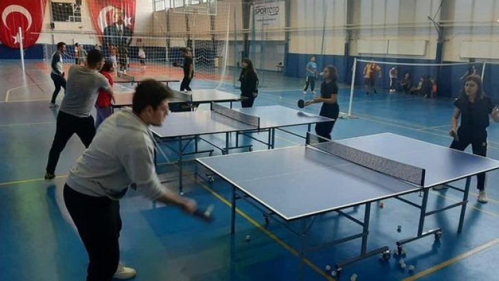 Gediz’de spor salonları ve sahalar gençlerle dolup taşıyor