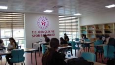 Gençlik Merkezinde hem spor yapıyorlar hem sınavlara hazırlanıyorlar