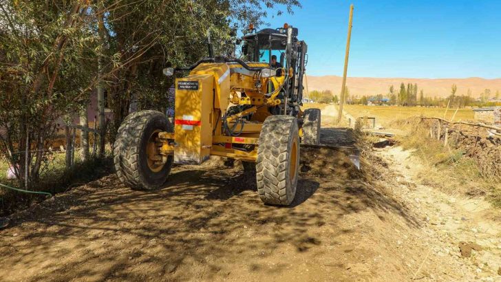 Gürpınar Belediyesinden kış öncesi kırsalda yol atağı