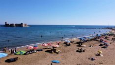 Hava sıcaklığı 33 dereceyi buldu, tatilciler Kızkalesi’ne akın etti
