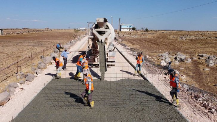 Hilvan’da çelik hasırlı beton yol çalışması