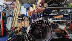 Hurdaya gidecek parçaları tamir edip, araç sahiplerini büyük masraftan kurtarıyor