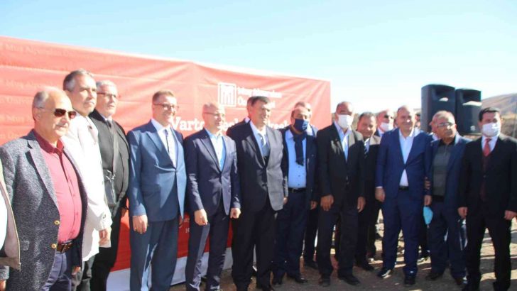 İmkansızlıktan kaldığı evin yerine şimdi yüksekokul yaptırıyor