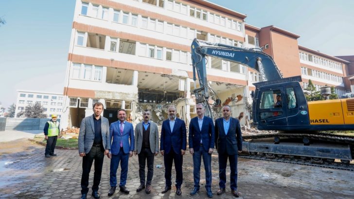 İnegöl Hükümet Konağı’nın yıkımı yapıldı