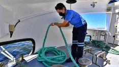 İzmir’de güverteye kadın eli: Halat bağlıyor, dümen tutuyor