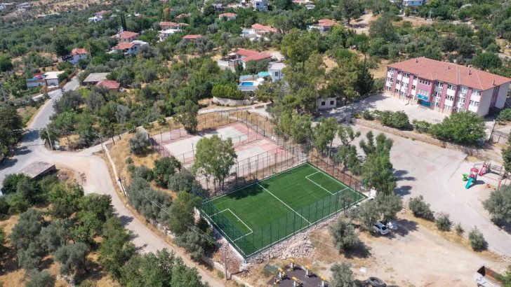 Kaş’ta halı sahalar tamamlandı, çevre düzenlemesi yapılacak