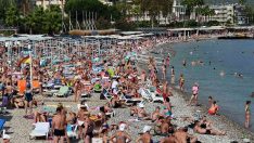 Kemer’de Ekim ayı ortasında sahilde turist yoğunluğu