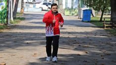 Kendisine garip bakanları şampiyonluklarıyla utandırıyor