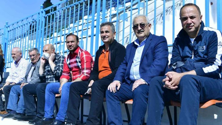 Mamak Belediyesi U-18 futbol takımı farklı galip geldi